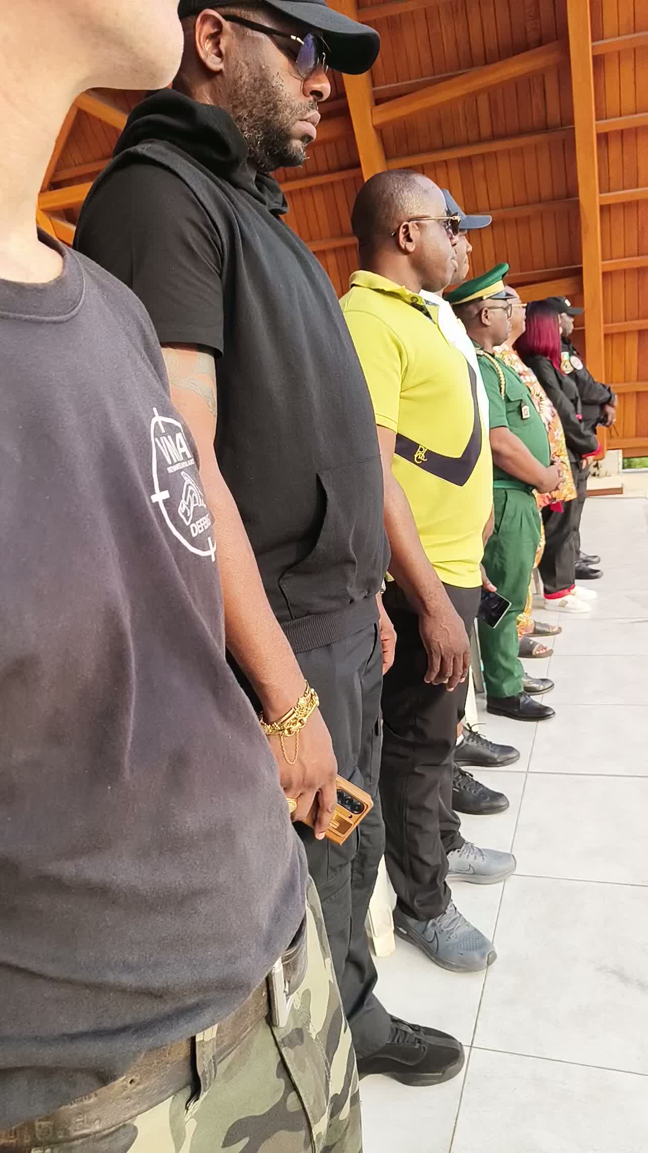 Alignement des participants avant la cérémonie