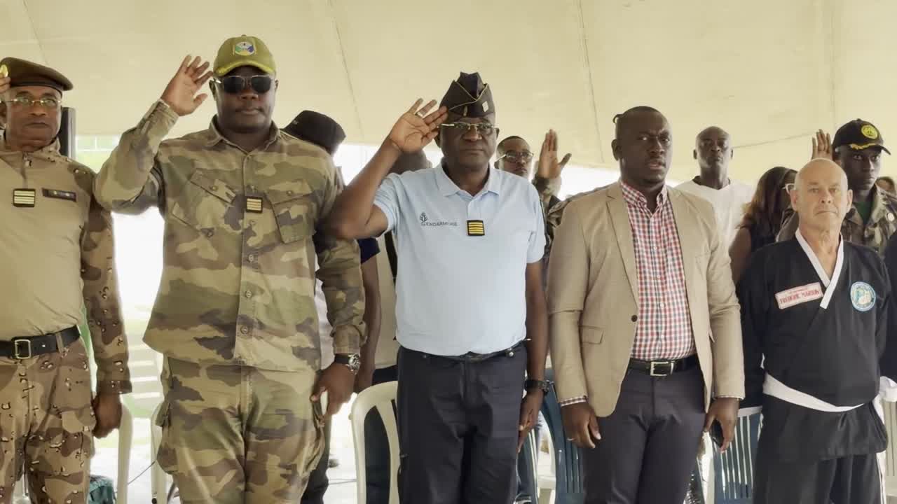 Autorités et instructeurs réunis lors de la cérémonie officielle