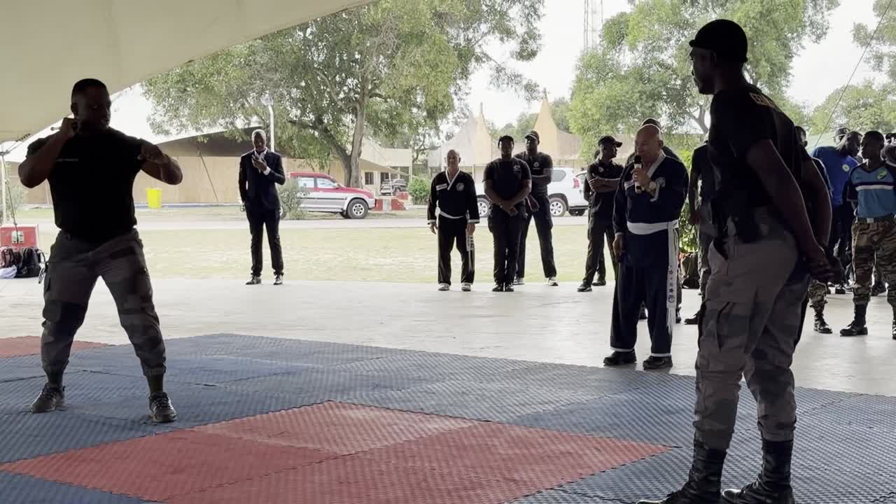 Démonstration de combat sur le tatami devant les forces d’intervention
