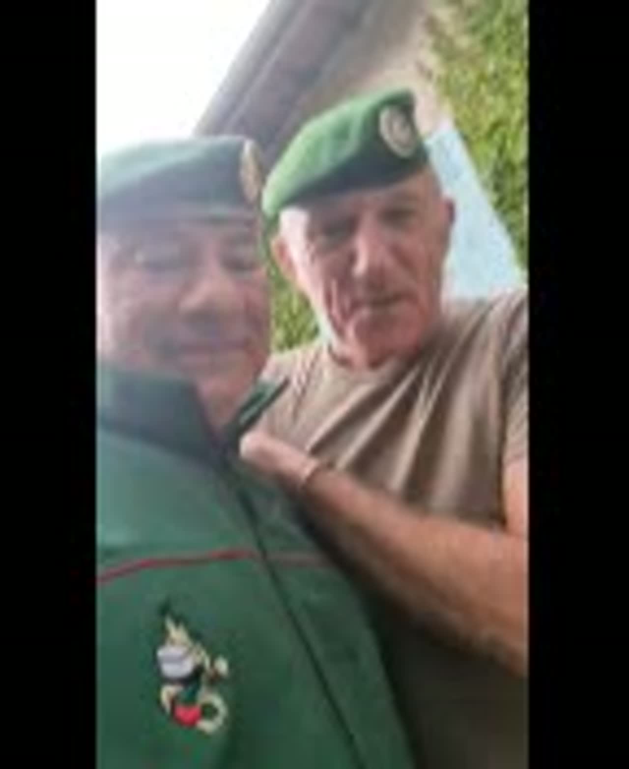 Olivier Marion avec un militaire en béret vert