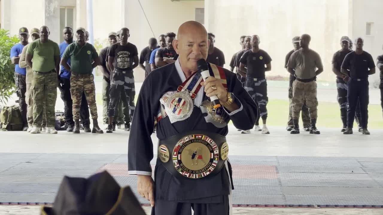 Olivier Marion, ceinture de champion, devant les forces d’intervention