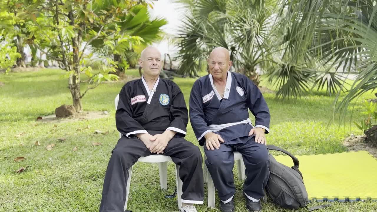 Olivier Marion et un maître d’arts martiaux en tenue noire