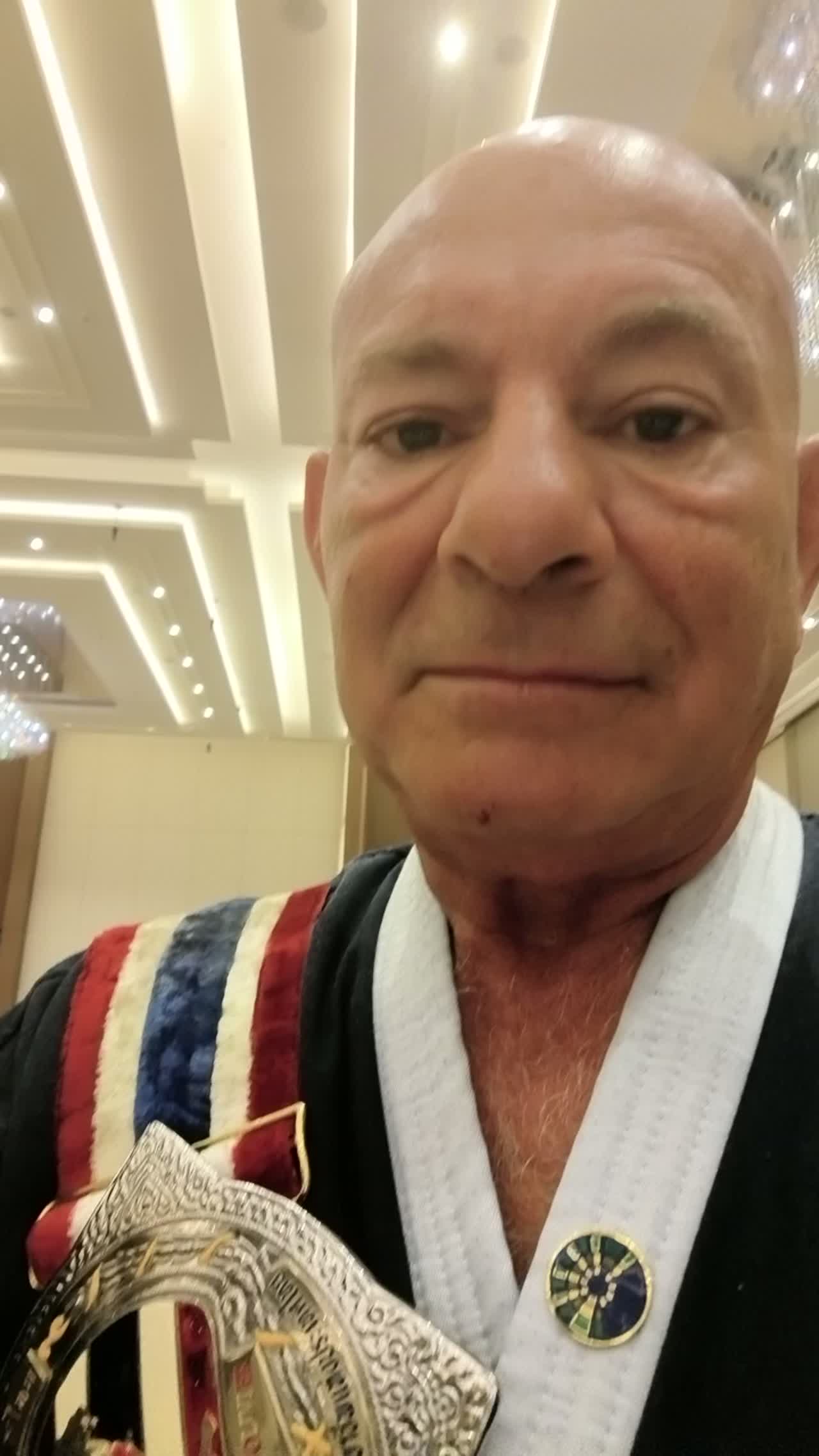 Olivier Marion portant la ceinture de champion